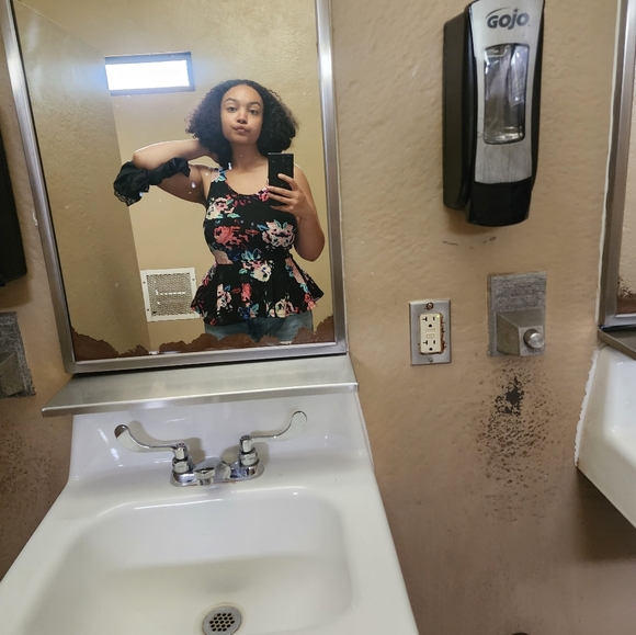 Meet your Posher, Erica - Picture 2 of 2